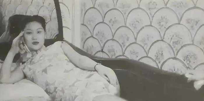 罕见老照片：被脱光衣服女子，刚服侍完客人累瘫在床上的青楼女子